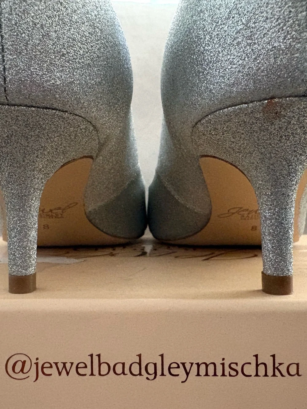 Jewel Badgley Mischka Women’s Silver Glitter Pointed Toe Kitten Heel Pumps US 8